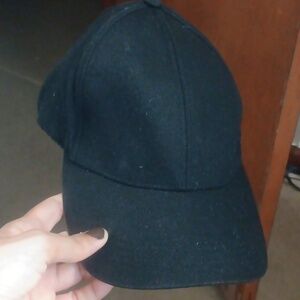 D&Y Sleek Black Cap